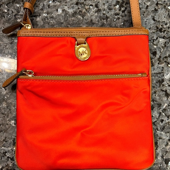 Adorable Michael Kors Crossbody purse - Picture 1 of 7